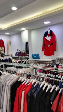 實(shí)體店倒閉潮中，深圳石巖這條街的服裝店為何月賺百萬？